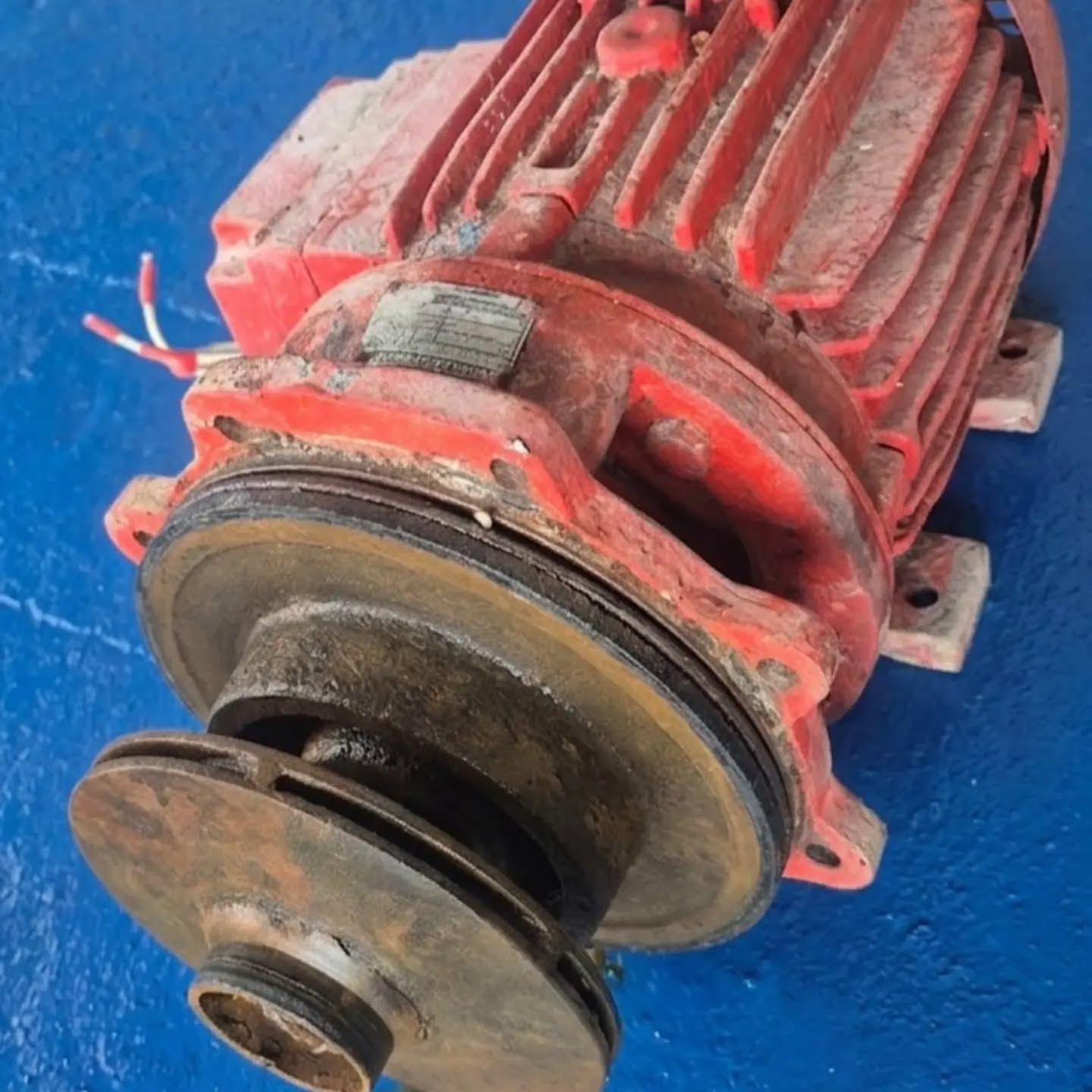 Detalhe da bomba antes da restauração